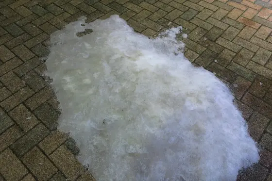 外には溶けた雪の塊が