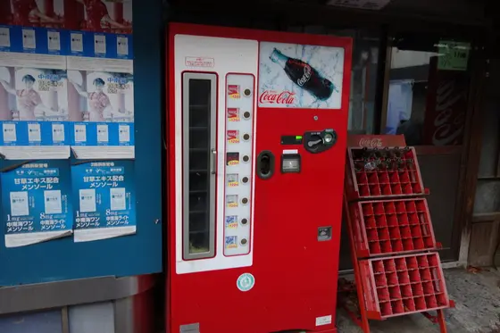 参道？沿いには昔ながらのお店がたくさん。