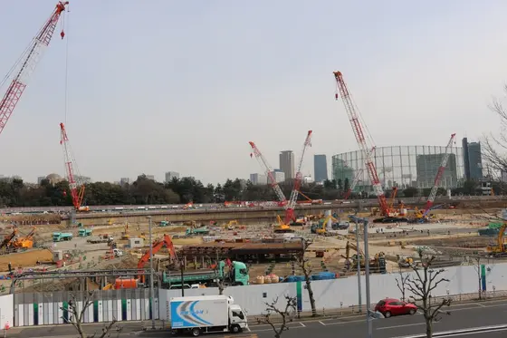 工事中の国立競技場が見えます