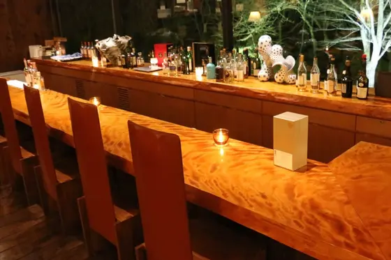 同じ建物の2階がバーになっています!