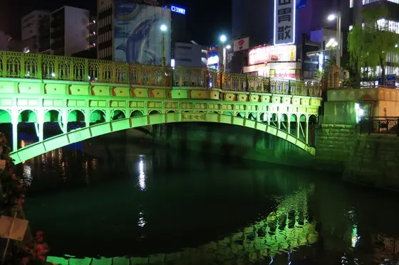 ライトアップされた夜の納屋橋