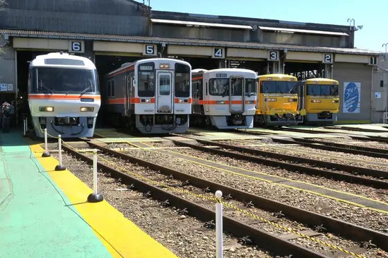 ズラリ並んだ車両
