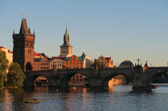 夕暮れ時のプラハ。川とともに。