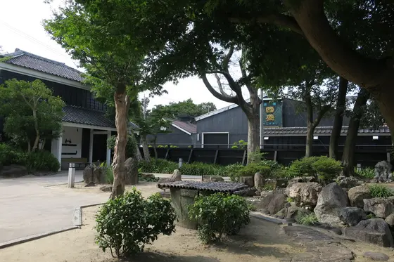庭の向こうに次の目標が