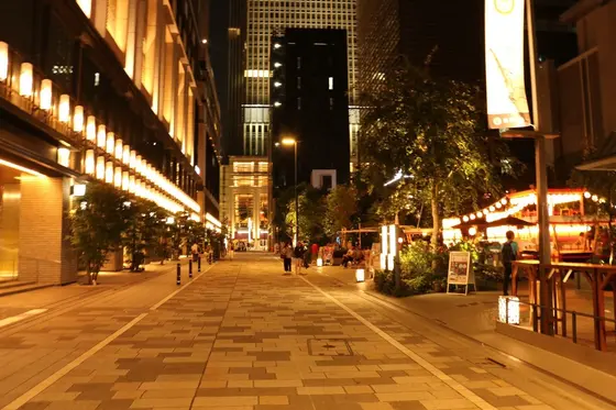 右側の提灯の下には出店もあります！