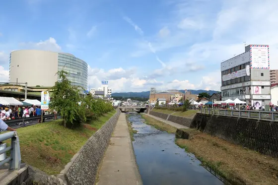 川の両側が会場