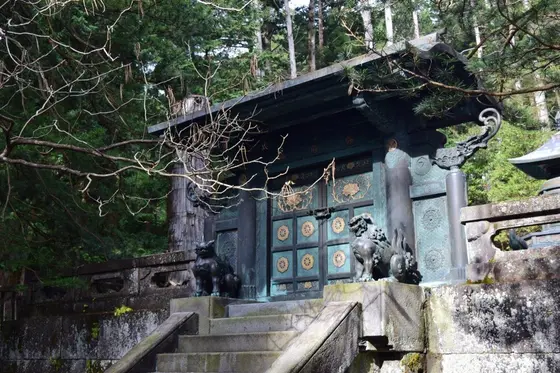 この奥へ進むと