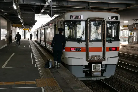 岐阜発の普通列車が到着