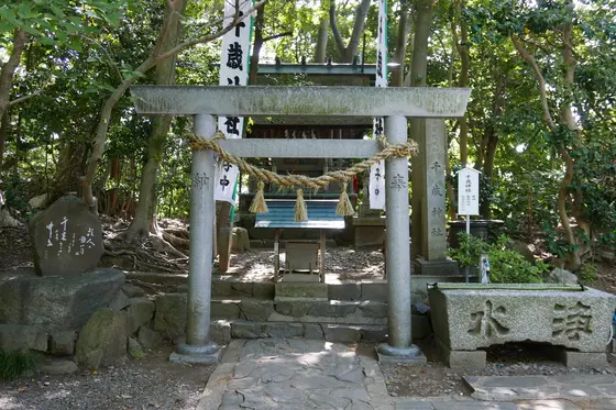 拝殿近くに千歳神社
