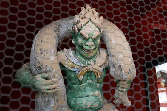 山門後ろに風神雷神