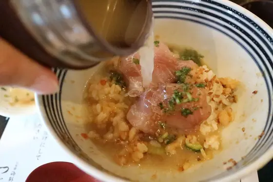 鯛だしをかけて茶漬けに