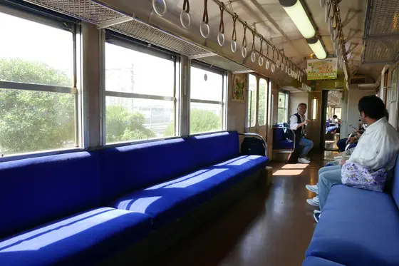 本当に狭い車内