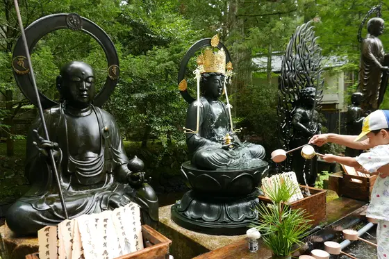ズラリ並んだ水かけ地蔵様