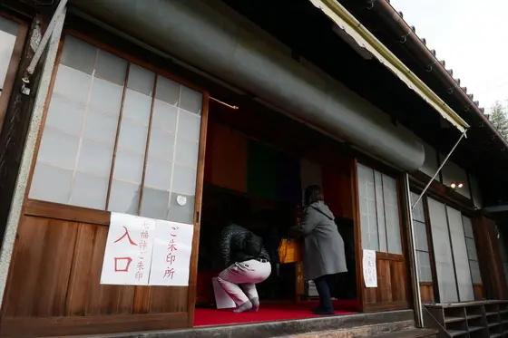御朱印は本堂へ