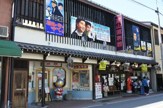 外観は昭和駄菓子店