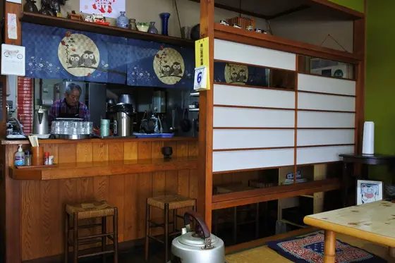 店内は小さめ