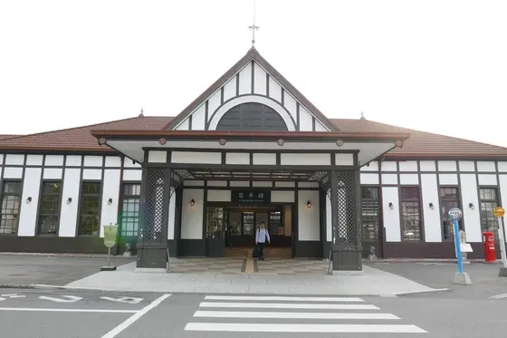 正面の三角屋根が特徴