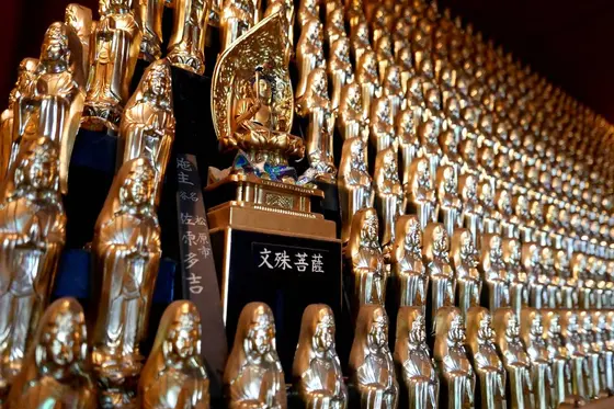 ズラリ並ぶ金の千体観音像