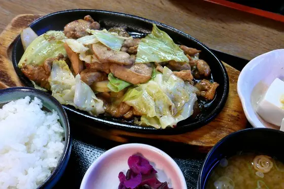 向かいの定食屋さん
