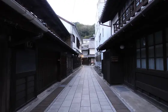 小道から佐倉商店を見る