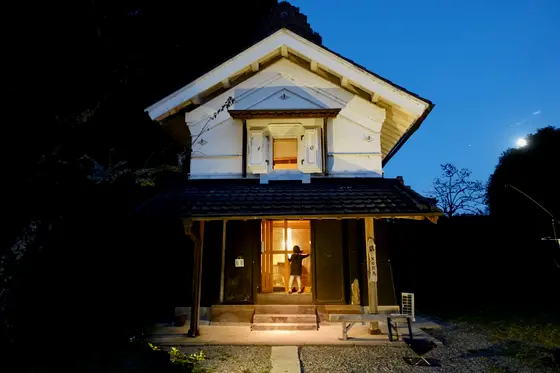 夜の外観