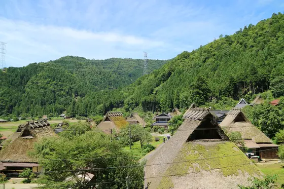 かやぶきの里を見下ろす鎌倉神社