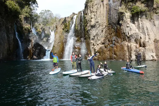 滝とつり橋の大パノラマが楽しめる水上アクティビティ