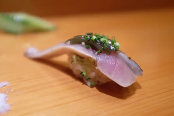 〆鯖 茗荷・羅臼昆布のせ