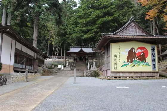 神社の境内の雰囲気です