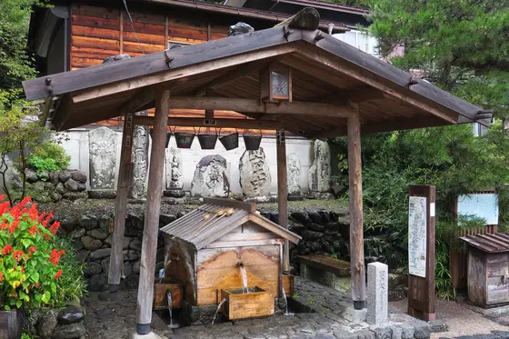 街道のあつこちにある水場