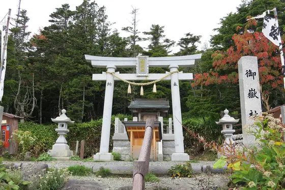 山頂駅には御嶽社