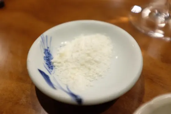 ヨーグルトを粉状に凍らせた