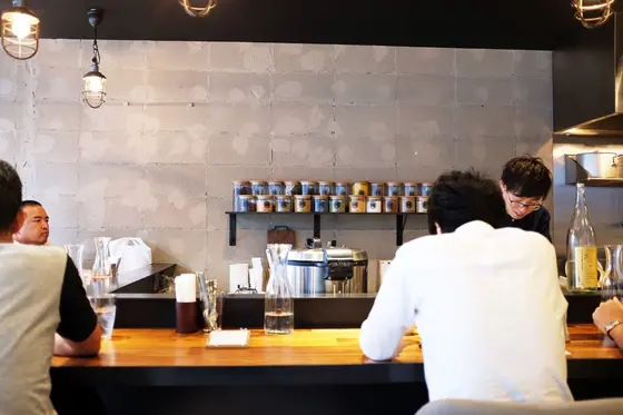 カウンターのみの店内