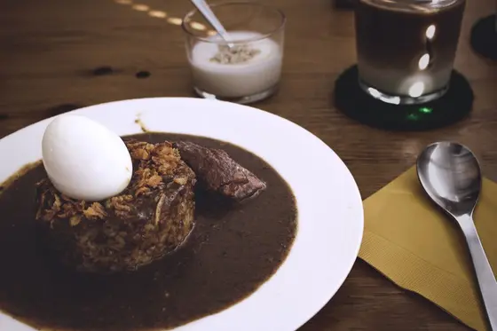 鳥の巣型のチキンカレー