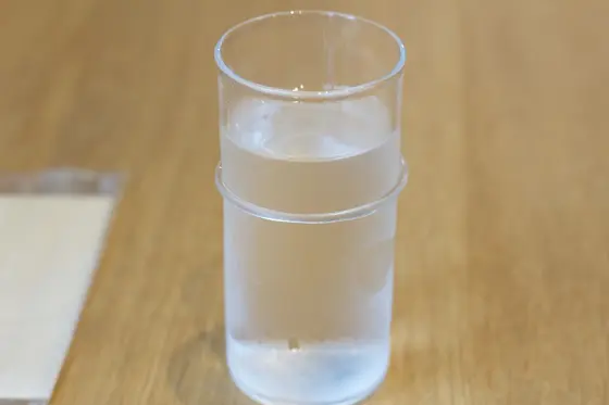 洒落たお冷グラス