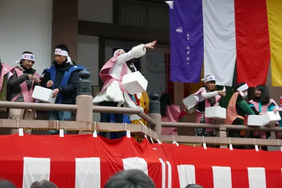 豆撒き開始です