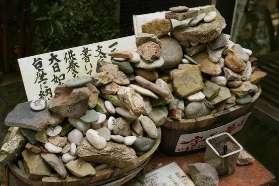 ここでも石です