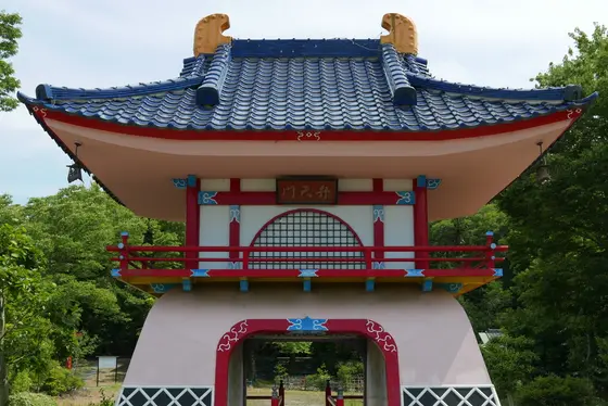 鴟尾が乗った弁天門が目印