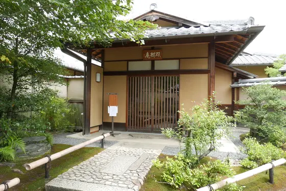 園内の茶室でお茶を