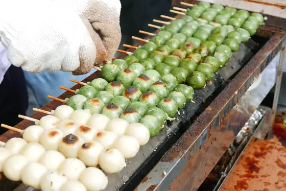 焼きたてのヨモギ団子