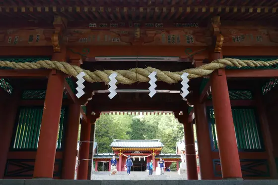 門をくぐると正面が拝殿