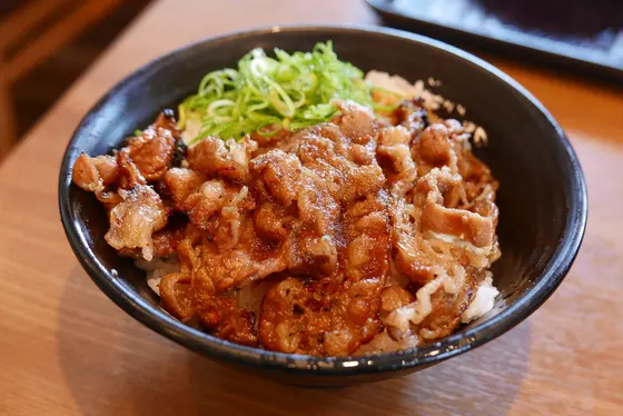 ご飯を覆うほどのカルビ