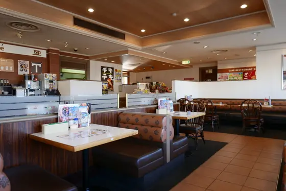 客が誰も居ない店内