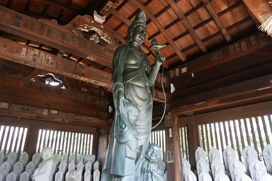 本堂真後ろに観音様