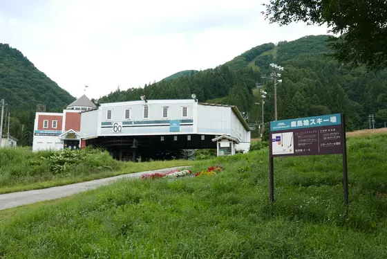集落のすぐ上がスキー場