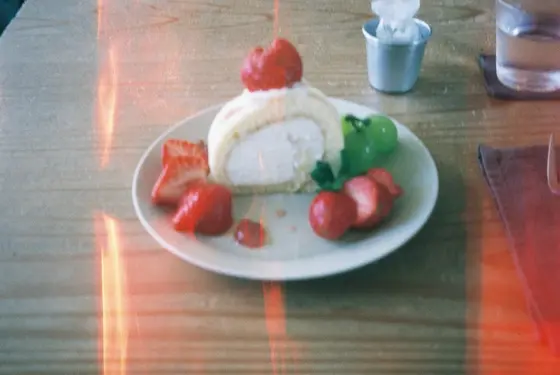 季節のフルーツを使ったロールケーキ