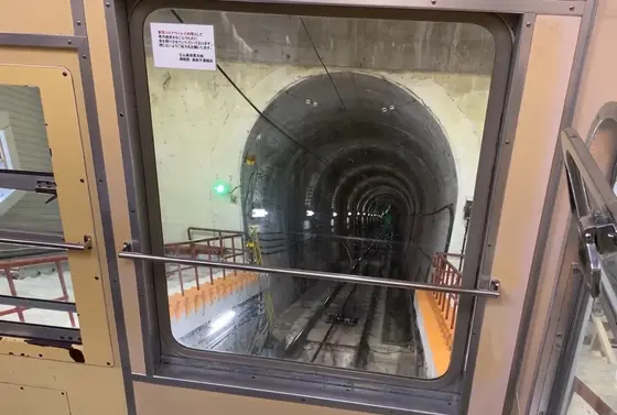 トンネルの中を進んでくる