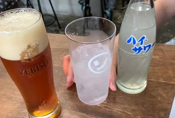 生ビール(琥珀エビス)420円・レモンサワー(ハイサワー)420円
