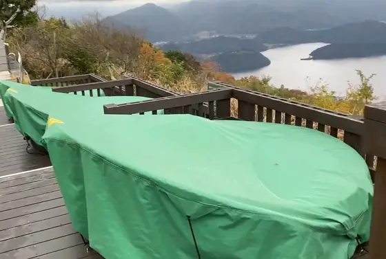 晴れの日は横になれるソファがあるんだけど今日はお休みでした😭