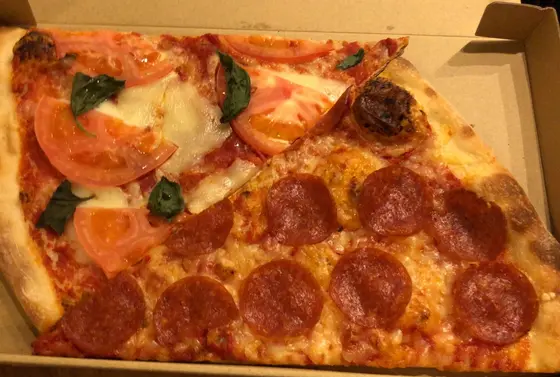 (左)MARGHERITA(SLICE) 600円・(右)PEPPERONI(SLICE) 530円